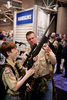 米ミズーリ（Missouri）州セントルイス（St. Louis）で開催された全米ライフル協会（National Rifle Association、NRA）の第136回年次総会で、ライフルを手に取るボーイスカウトの少年（左、2007年4月13日撮影、資料写真）。(c)AFP/Getty Images/Scott Olson