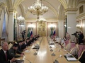 ロシアの首都モスクワのクレムリンで会談するサルマン国王率いるサウジアラビア側代表団（右）とウラジーミル・プーチン大統領率いるロシア側代表団（左、2017年10月5日撮影）。(c)AFP/SPUTNIK/Alexey NIKOLSKY