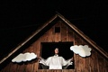 チェコ東部モラバ（Moravia）地方のロジュノフ（Roznov）にあるリトル・ウッデン・タウン（Little Wooden Town）で、キリスト（Jesus Christ）降誕劇を上演する役者（2013年12月22日撮影）。(c)AFP/RADEK MICA