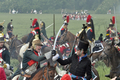 ベルギーの首都ブリュッセル（Brussels）南方にあるワーテルロー（Waterloo）の古戦場跡で21日、ナポレオン・ボナパルト（Napoleon Bonaparte）率いる仏軍が英国とプロイセン軍に敗れた「ワーテルローの戦い」が再現された。「戦い」には、欧州20か国の歴史愛好家ら1200人が、当時の兵士に扮（ふん）して熱戦を繰り広げた。

「ワーテルローの戦い」は1815年6月18日、ナポレオン率いる7万2000人のフランス軍が、ウェリントン公（Duke of Wellington）率いる英軍とゲプハルト・フォン・ブリュッヘル元帥（Gebhard von Blucher）率いる12万のプロイセン軍に大敗を喫した戦いとして有名（6月21日撮影）。(c)AFP/DOMINIQUE FAGET