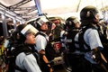 香港空港で、空港第1ターミナルを警備する警察官（2019年8月13日撮影）。(c)Manan VATSYAYANA / AFP
