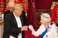 英ロンドンのバッキンガム宮殿で開かれた公式晩さん会で、英国のエリザベス女王（右）と乾杯するドナルド・トランプ米大統領（2019年6月3日撮影）。(c)Dominic Lipinski / POOL / AFP