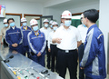 中国宝武馬鋼集団を訪れ、企業の生産・操業再開と経営状況について話を聞く習近平氏（2020年8月19日撮影）。(c)Xinhua News