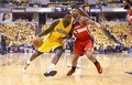 13-14NBAプレーオフ・イースタンカンファレンス準決勝（7回戦制）、インディアナ・ペイサーズ（Indiana Pacers）対ワシントン・ウィザーズ（Washington Wizards）第1戦。ワシントン・ウィザーズのブラッドリー・ビール（Bradley Beal）にドライブを仕掛けるインディアナ・ペイサーズのランス・スティーブンソン（Lance Stephenson、2014年5月5日撮影）。(c)AFP/Getty Images/Andy Lyons