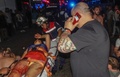 メキシコ東部キンタナロー州プラヤデルカルメンのナイトクラブで起きた銃乱射事件の現場で負傷した男性の手当てをする救急隊員（2017年1月16日撮影）。(c)AFP/VICTOR VARGAS