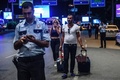 自爆攻撃に見舞われたトルコ・イスタンブールのアタチュルク国際空港から退避する人々（2016年6月28日撮影）。(c)AFP/OZAN KOSE