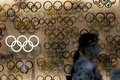 東京都内に掲げられた五輪のシンボル（2021年6月3日撮影）。(c)Behrouz MEHRI / AFP