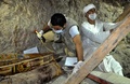 エジプト南部ルクソール近くの3500年前の墓で見つかった木棺を前に作業する考古学者ら（2017年4月18日撮影）。(c)AFP