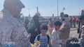 スーダンを脱出し、サウジアラビアの港湾都市ジッダに到着した人々。サウジ放送局Al-Ikhbaryiaの映像からの静止画（2023年4月22日提供）。(c)AFP PHOTO / HO / AL-IKHBARIYA TV