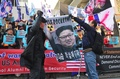 韓国・ソウルで行われた反北朝鮮デモで、金正恩朝鮮労働党委員長の顔写真を汚す、親米保守派の活動家ら（2019年2月26日撮影）。(c)Jung Yeon-je / AFP