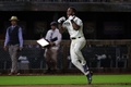 21MLB、シカゴ・ホワイトソックス対ニューヨーク・ヤンキース。9回にサヨナラ本塁打を放ち歓喜するシカゴ・ホワイトソックスのティム・アンダーソン（2021年8月12日撮影）。(c)Stacy Revere/Getty Images/AFP