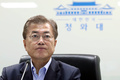 韓国ソウルの青瓦台（韓国大統領府）で緊急の国家安全保障会議に出席する文在寅新大統領（2017年5月14日撮影）。(c)AFP/YONHAP