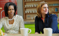 英ロンドン西部のガン治療センター、マギーズ・センター（Maggie&apos;s Centre）を訪れたミシェル・オバマ（Michelle Obama）米大統領夫人（左）とサラ・ブラウン（Sarah Brown）英首相夫人（2009年4月1日撮影）。(c)AFP/WPA/Leon Neal