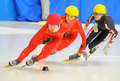 決勝に臨むオウ・モウ（左）。(c)AFP/KIM JAE-HWAN