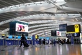 英ヒースロー空港の出発ロビー（2020年12月21日撮影）。(c)Niklas HALLE&apos;N / AFP