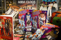 スウェーデンの伝説的ポップグループ「アバ（Abba）」の関連グッズ収集家トマス・ノルディン（Thomas Nordin）さんがオークションに出品し、首都ストックホルム（Stockholm ）の競売所で公開された2万5000点のコレクションの一部（2013年6月26日撮影）。(c)AFP/SCANPIX SWEDEN/JONAS EKSTROEMER