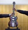 ビートルズのギタリスト、ジョージ・ハリソンが所有していたギブソンのギター「SG」。ロンドンで（2004年11月19日撮影）。(c)AFP PHOTO / ALESSANDRO ABBONIZIO
