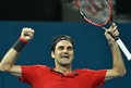 テニス、ブリスベーン国際（Brisbane International 2015）男子シングルス決勝。勝利を喜ぶロジャー・フェデラー（Roger Federer、2015年1月11日撮影）。(c)AFP/Saeed KHAN