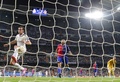 サッカー欧州チャンピオンズリーグ2014-15（UEFA Champions League 2014-15）グループB第1節、レアル・マドリード（Real Madrid）対FCバーゼル（FC Basel）。得点を決めるレアル・マドリードのギャレス・ベイル（Gareth Bale、左、2014年9月16日撮影）。(c)AFP/JAVIER SORIANO