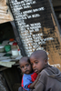 2007年10月24日、ケニヤのスラム街キベラ（Kibera）で、生薬店の前に立つ男の子たち。(c)AFP/Roberto SCHMIDT
