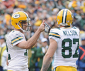 11NFLは6日、各地で第9週の試合が行われ、グリーンベイ・パッカーズ（Green Bay Packers）は45-38でサンディエゴ・チャージャーズ（San Diego Chargers）を下し、開幕から唯一続けている無敗記録を守った。

第2クォーターにタッチダウンを決めたジョーディ・ネルソン（Jordy Nelson）と喜びを分かち合うパッカーズのQBアーロン・ロジャース（Aaron Rodgers、2011年11月6日撮影）。(c)AFP/Getty Images/Harry How