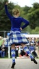 英スコットランド（Scotland）中部パースシャー（Perthshire）のバーナム（Birnam）で開催されたバーナム・ハイランドゲームス（Birnam Highland Games）で、ダンス競技に参加する女性（2014年8月30日撮影）。(c)AFP/ANDY BUCHANAN