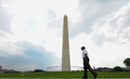 ワシントン記念塔（Washington Monument）前を歩く警備員、2011年8月25日撮影）。(c)AFP/Mandel NGAN