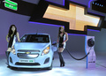 韓国、ソウル（Seoul）郊外の高陽（Goyang）で開かれた「ソウルモーターショー（Seoul Motor Show）」で披露された、ゼネラル・モーターズ（GM）のスパークEV（Spark EV、2013年3月28日撮影）。(c)AFP/JUNG YEON-JE