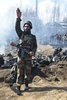 インド北部ジャム・カシミール州バッジャンに墜落したインド空軍機の残骸近くに集まるインド兵（2019年2月27日撮影）。(c)Tauseef MUSTAFA / AFP