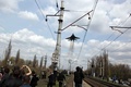 ウクライナ東部クラマトルスク（Kramatorsk）で、装甲車を取り囲む親ロシア派の活動家らの上空を飛ぶウクライナ軍の戦闘機（2014年4月16日撮影）。(c)AFP/ANATOLIY STEPANOV