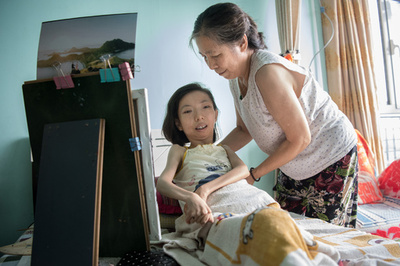 関節リウマチで全身不随の女性、絵を描き続け30年 中国・山西