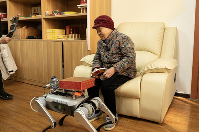 浙江省杭州市の老人ホームで犬型ロボットが勤務 中国