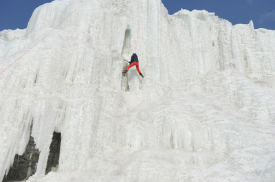 寒い季節をまだまだ楽しむ！ 長春で氷のロッククライミング大会