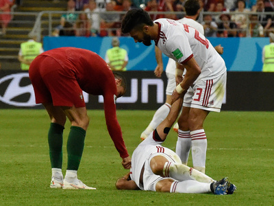 肘打ちのロナウドはレッドに値する、イラン指揮官がVARに怒り