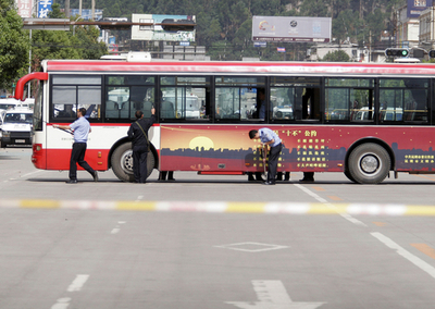 中国雲南省でバス2台が連続爆発、2人死亡