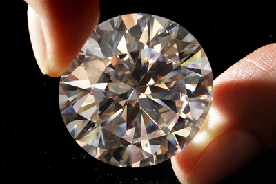 ホワイトダイヤ、約30億で落札