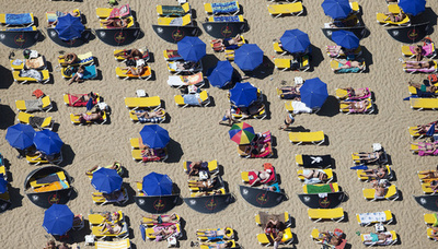 真夏の海を満喫、混み合うビーチ オランダ