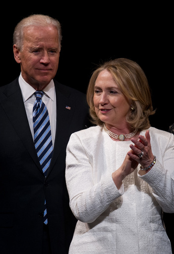 バイデン氏が大統領選出馬か、クリントン氏「動揺ない」と側近