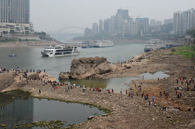千年の「神亀」が姿を現す、重慶の長江の水流減少で