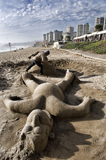 チリの浜辺に「ザ・シンプソンズ」砂の彫刻