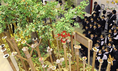大阪の学園祭に「ケーキの木」登場