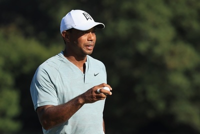 ウッズが首位タイを維持、5年ぶりVへ一歩近づく ザ・ツアー選手権