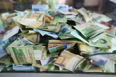 「私たちの生活の全てを支配するお金、数字。善人か悪人か。」