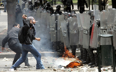 ブッシュ米大統領、コロンビアに到着 激しい抗議運動の中 - コロンビア