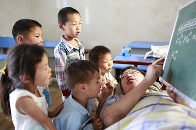 重度障害の若者が教える「おもいやり教室」、中国江蘇省