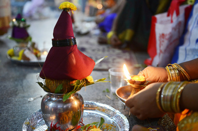 13歳と15歳の娘に結婚の儀式、ヒンズー教聖職者らを逮捕 インド