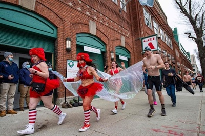 下着姿で街中を疾走！ 米ボストンでチャリティーラン