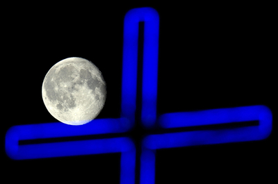 マケドニア・スコピエの幻想的な満月