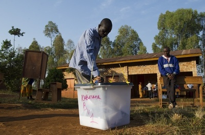 ブルンジ大統領選、投票開始 銃撃や爆発で死者も