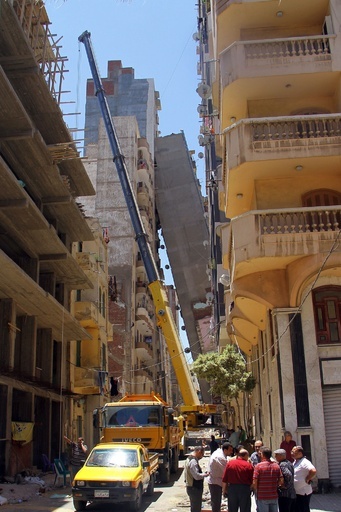 倒れた住居ビル、向かいの建物にめり込む エジプト